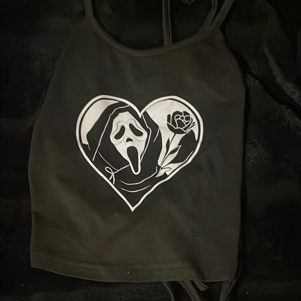 SHEIN Black and White Heart Graphic Crop Top